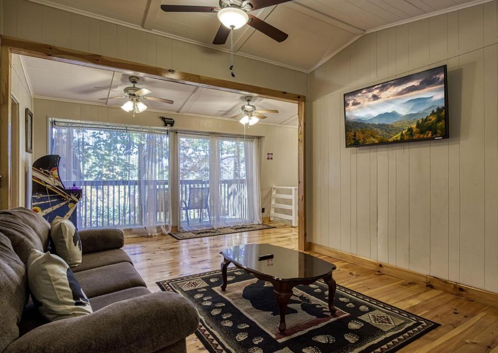 Four Bears Den, Hot Tub, 1089 Of Free Attraction Tickets For Each Paid Day, Dollywood And More ガトリンバーグ エクステリア 写真